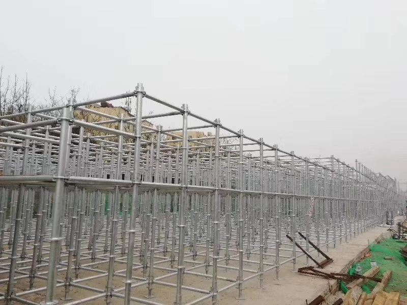 搭建腳手架橫向掃地桿與縱向掃地桿時，怎么設置好？ (圖1)